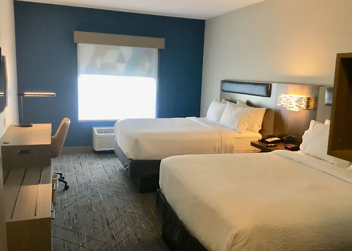 Holiday Inn Express Pratt By Ihg
