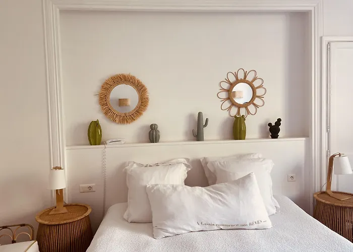 Hotel De La Plage - Mahogany