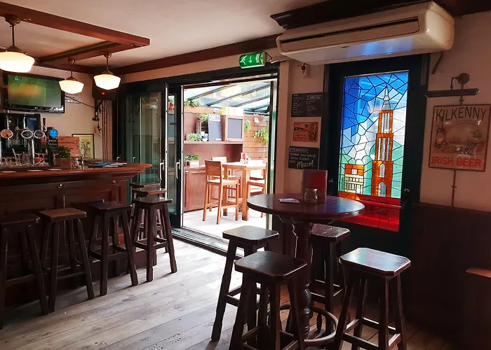 Long John'S Pub & Hotel