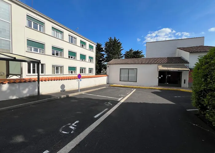 Brit Hotel Du Parc Niort Centre-Parking Gratuit