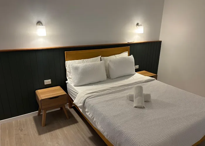 Surf Inn Boutique Backpackers - Free Breakfast
