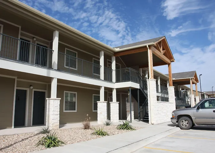 Eagle'S Den Suites Kenedy A Travelodge By Wyndham