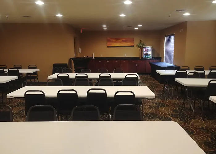 Cobblestone Hotel & Suites - Broken Bow