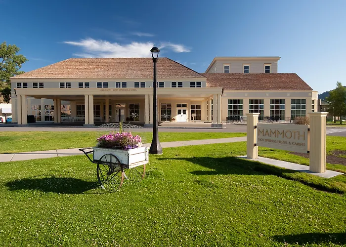 Mammoth Hot Springs Hotel