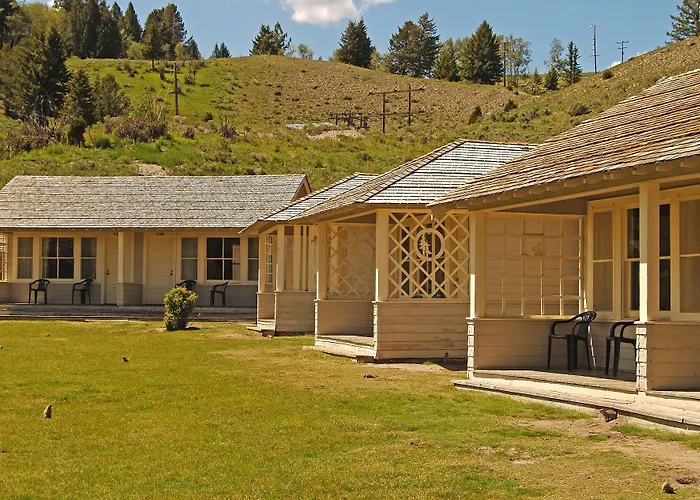Mammoth Hot Springs Hotel