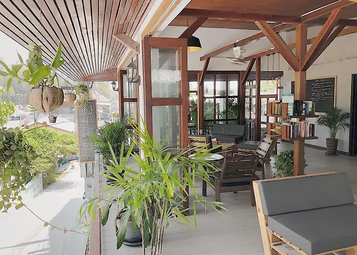 The Reef Hotel & Studios