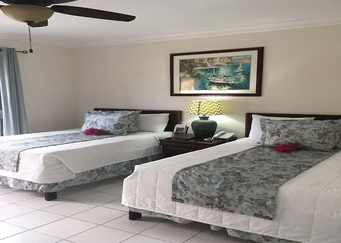 Colony Club Inn & Suites