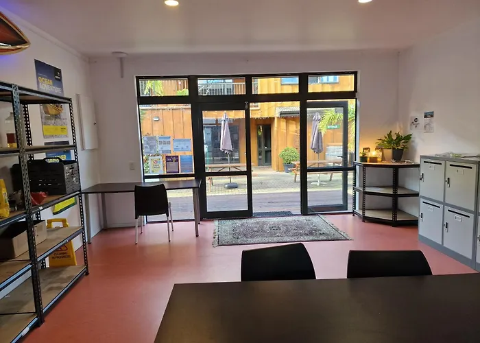Palm Tree Apartments & Backpackers