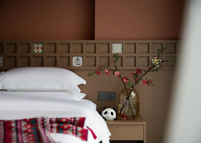 Yinshi Yunshe Private Hot Spring Villa In Dujiangyan