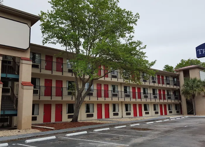 Tricove Inn & Suites