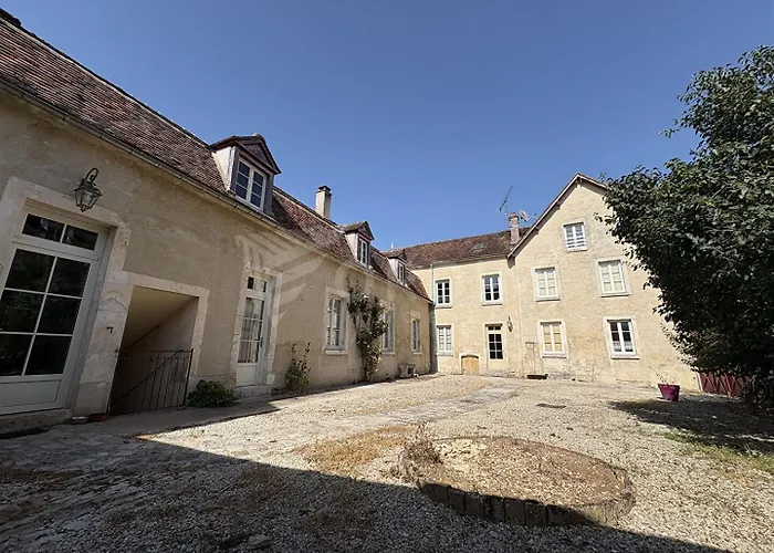Logis Hostellerie Des Clos Et Restaurant Bistrot Des Grands Crus Et Maison De La Tour Chablis