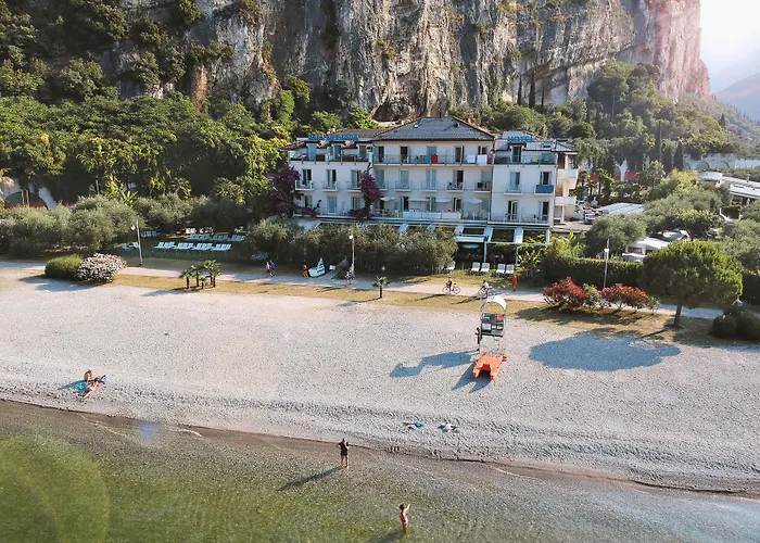 Hotel Baia Azzurra - Lake Front