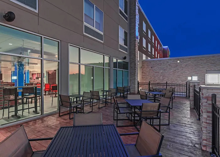 Holiday Inn Express & Suites Tulsa South - Woodland Hills By Ihg