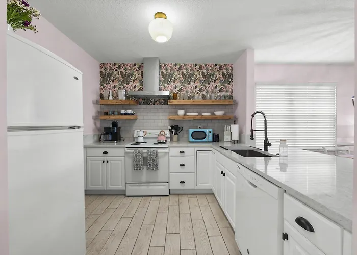 Updated! Sleeps 9-Steps To Beach & Eats!