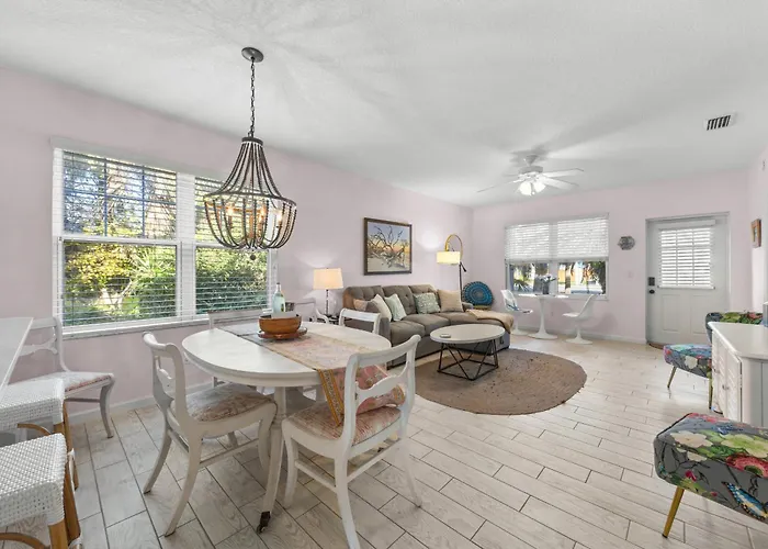 Updated! Sleeps 9-Steps To Beach & Eats!