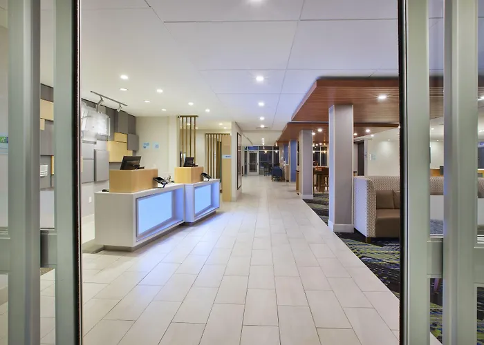 Holiday Inn Express & Suites Grand Rapids Airport North By Ihg