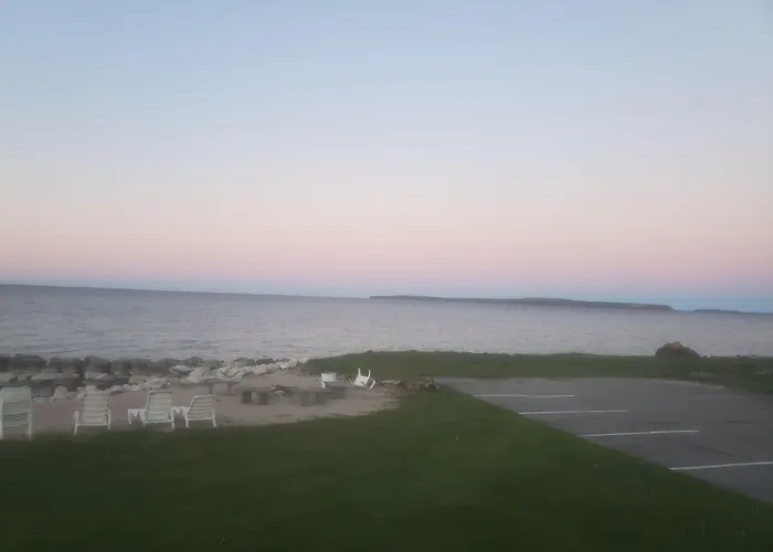 Bayview Lakefront Inn