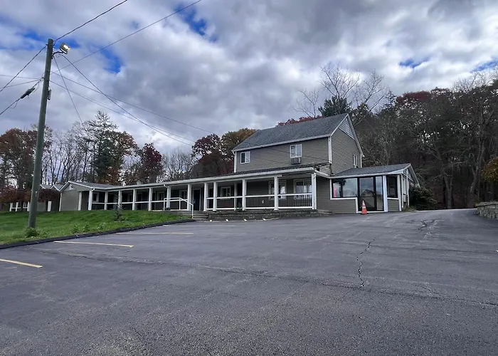 Chaplin Inn & Suites