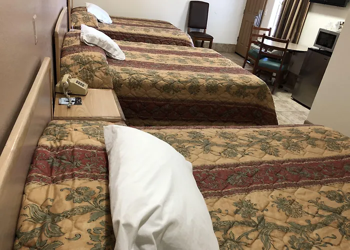 Toppers Motel