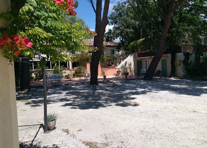 Logis Hotel Le Chene Vert