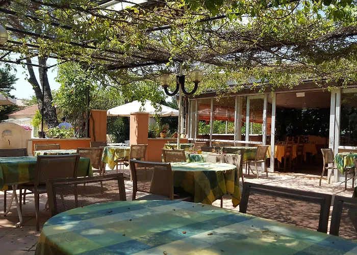 Logis Hotel Le Chene Vert