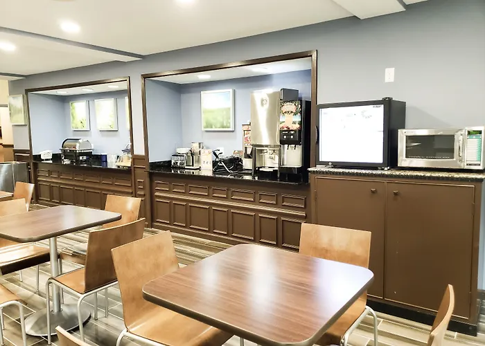 Days Inn & Suites By Wyndham Merrillville