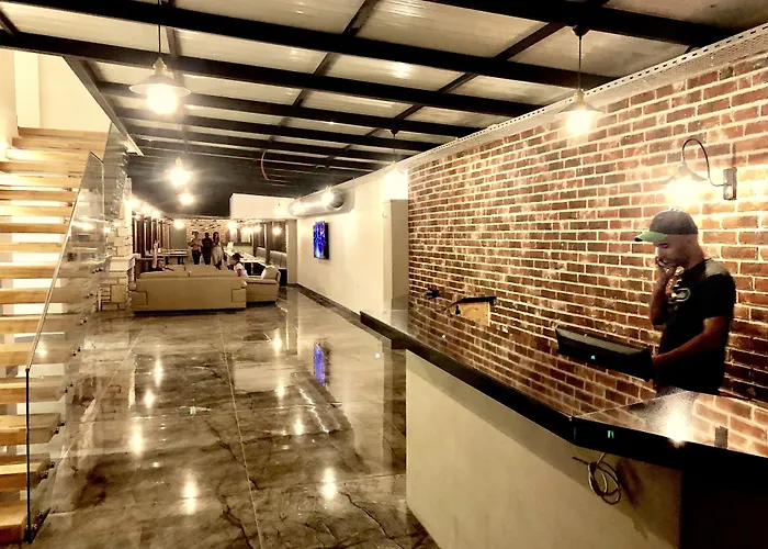 Victoria Hotel And Lounge