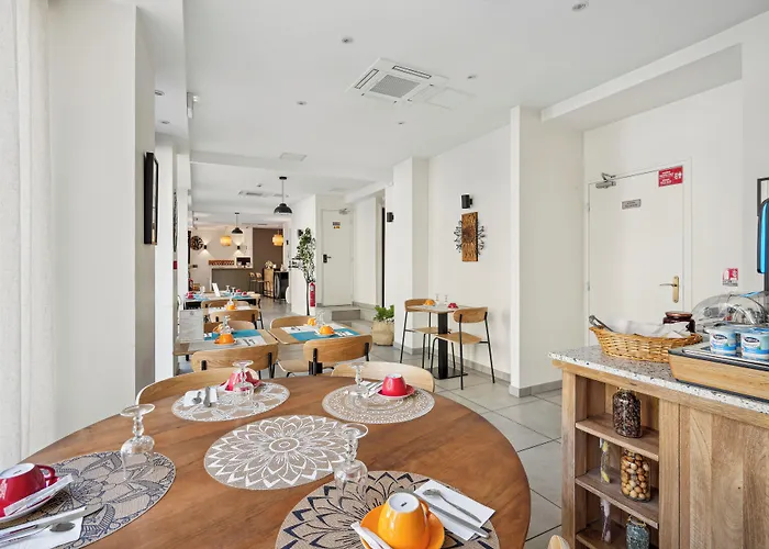 Hotel Le National Clichy Paris