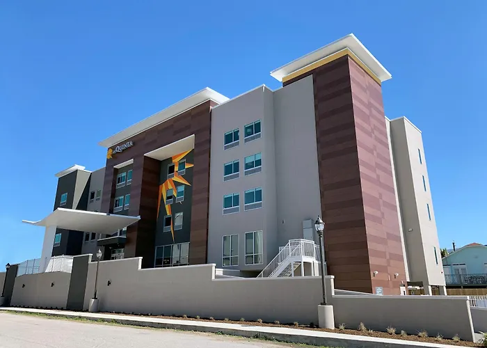 La Quinta Inn & Suites By Wyndham Galveston North At I-45