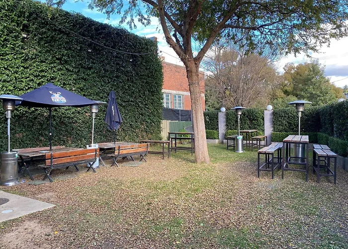 Australian Hotel Young