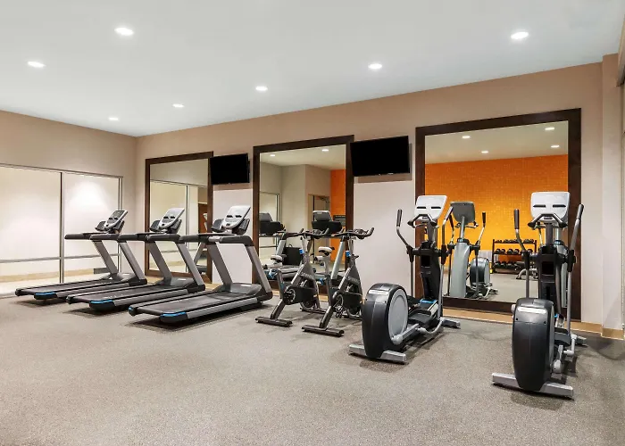 La Quinta Inn & Suites By Wyndham Kansas City Beacon Hill