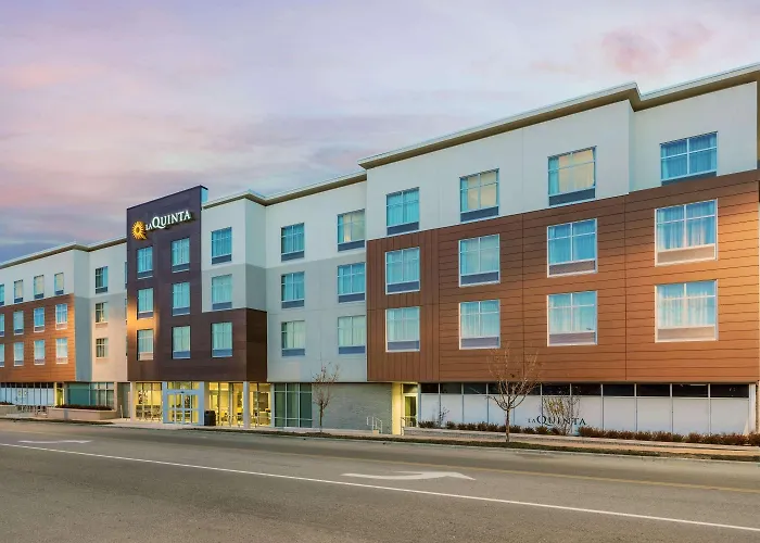 La Quinta Inn & Suites By Wyndham Kansas City Beacon Hill