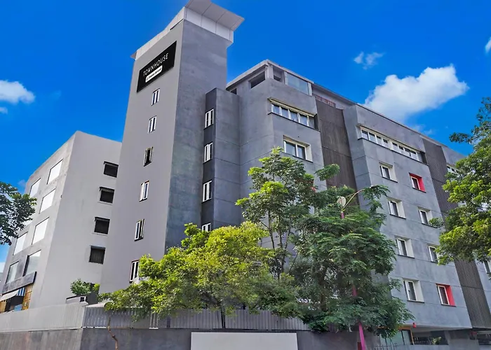 Super Townhouse Balewadi High Street