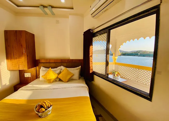 Hotel Vallabhgarh At Pichola Lake Nathi Ghat Brahmpole Udaipur