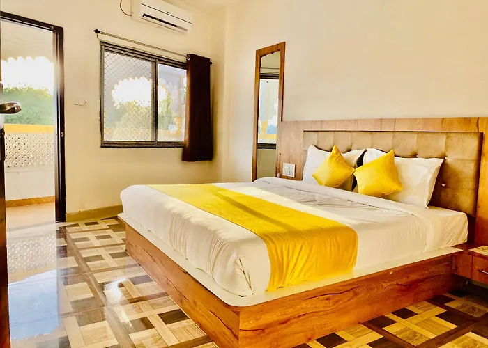 Hotel Vallabhgarh At Pichola Lake Nathi Ghat Brahmpole Udaipur