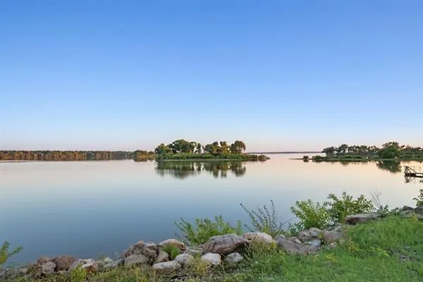 Spacious Wooden Suite #6 By The Lake At Texoma Shores Resort