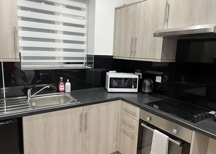 Grand Bleu - London - Next To Piccadilly Line Tube Station & Brand New Facilities