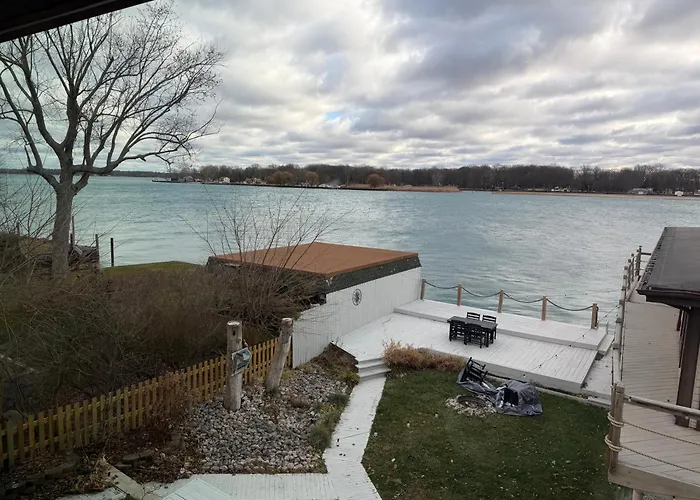 Lakefront Paradise With Fishing - Swimming - 4 Car Max Parking