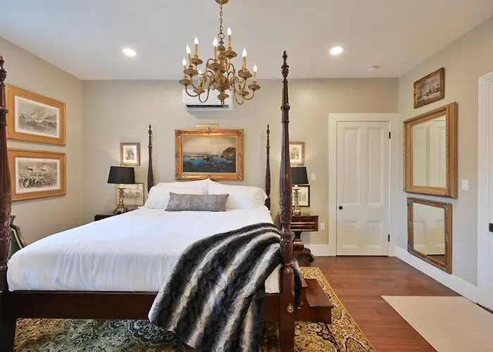 Magnolia Hall - Armstrong Suite - King Suite