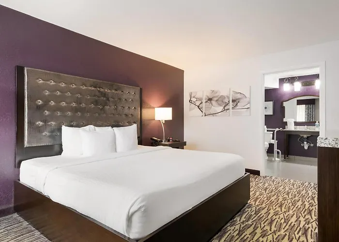Clarion Inn & Suites Across From Universal Orlando Resort