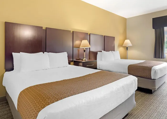 Best Western Plus Plaza By The Green