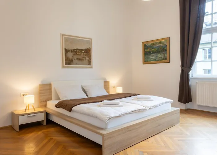 Urban Rooms-- Free Parking--