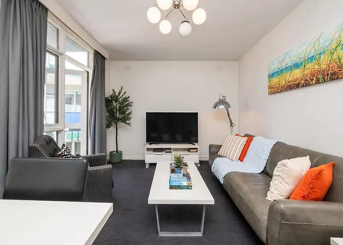 King Bed And Parking Walk To St Kilda Beach