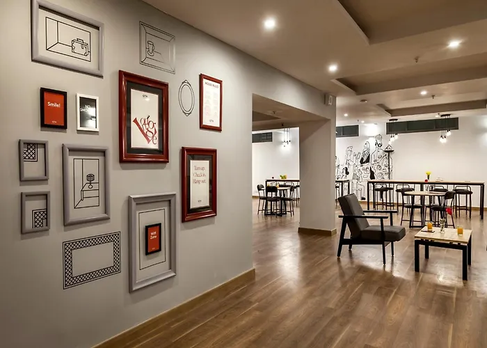 Townhouse Ecity Inn