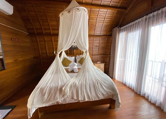 Suwehan Beach Cliff House With Hammock