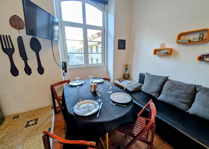 Baixa Sunny Apartment With A View!