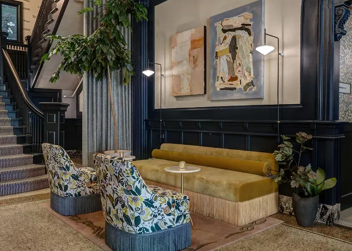 Marqueen Hotel - Newly Renovated