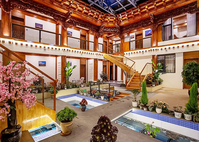Namzhuo Tibetan-Style Courtyard Manor