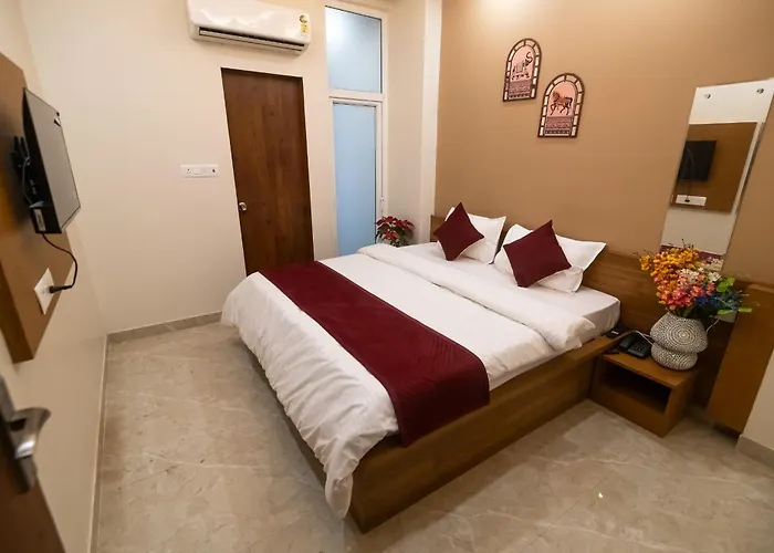 Hotel Raaz And Family Restaurant