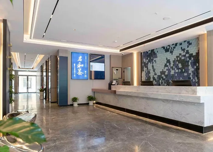 Meisu Huanzhi Yueyang East Railway Station Hotel